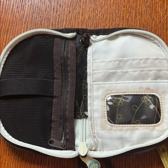 SHERPANI ZOE crossbody wallet. Mini essentials purse. Zipper closed. - Picture 5 of 8